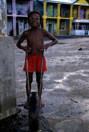 Boy;-Child;-Comoros-Archipelago;-Daily-life;-France;-Glasses;-Hoop;-Indian-Ocean;-Kaleidos;-Kaleidos-images;-La-parole-à-limage;-Laurent-Abad;-Mayotte;-Play;-Stories-Pictures;-Tyre